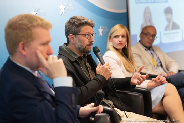 Panelists speaking at an AEJ Belgium event on AI and the media